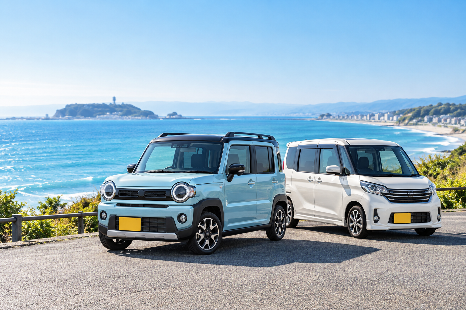青い海を背景に停まる、淡いブルーと白の軽自動車。カーライフのイメージ画像。